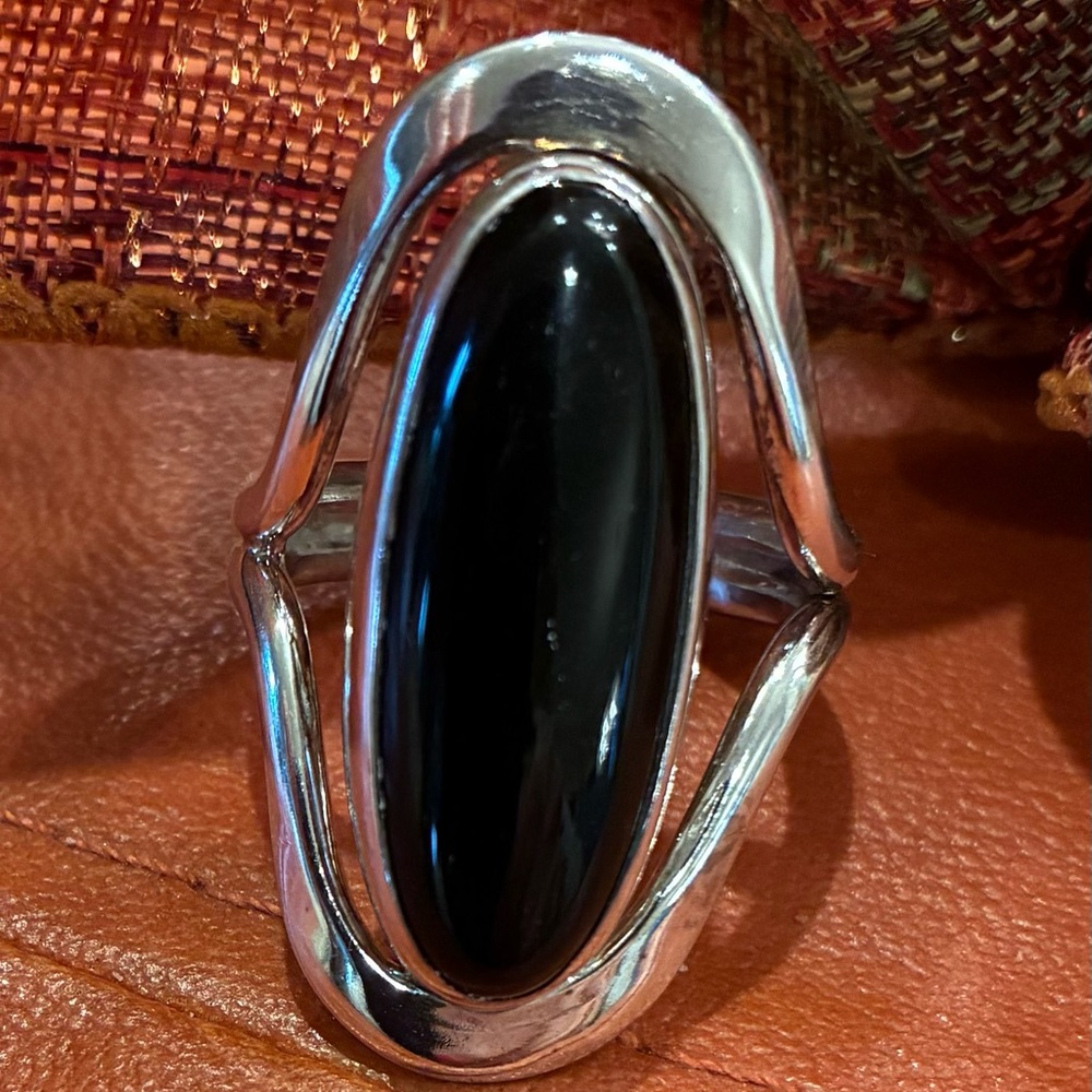 Sterling Silver Elongated Black Onyx Ring W/ Split Shank. Size 81/2